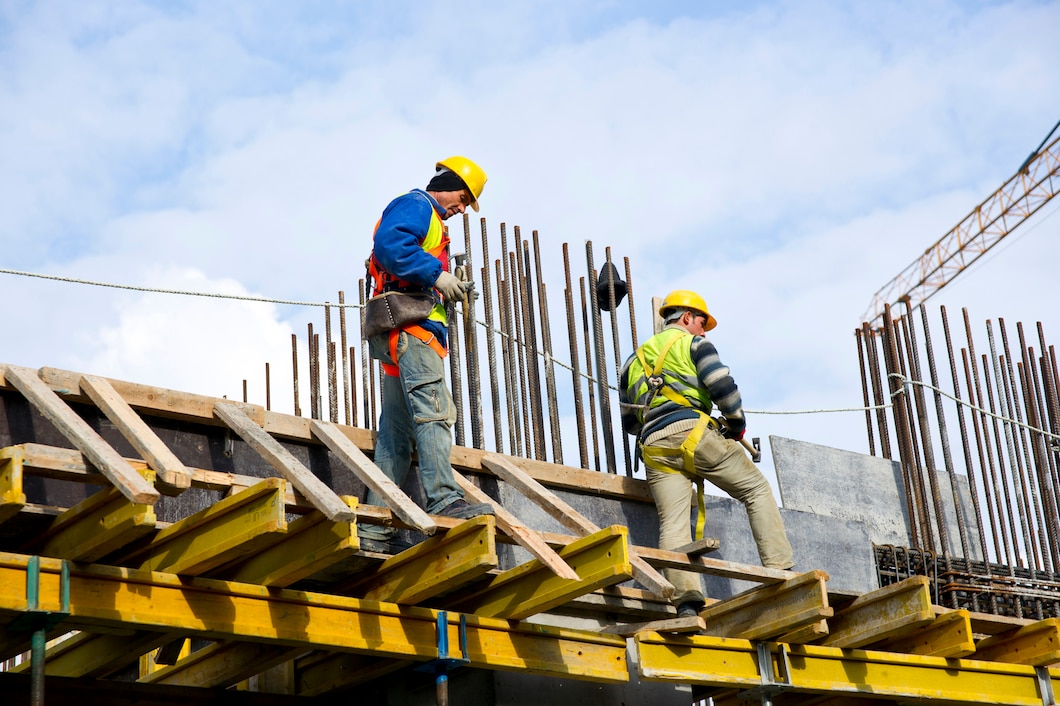 Porady dotyczące bezpiecznego użytkowania szalunków stropowych na placu budowy