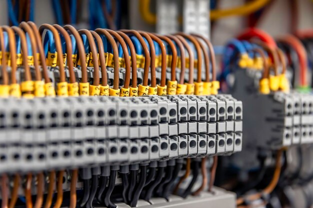 Jak wybrać odpowiednie złącza kablowe do Twojego projektu elektrycznego?