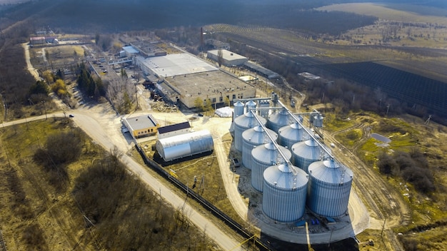 Jakie są kluczowe aspekty utrzymania i serwisowania zbiorników przemysłowych z tworzyw sztucznych i stali nierdzewnej?